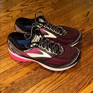 Brooks Ghost 10 Women's Running Sneakers - Black & Pink Accent